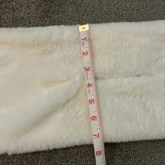 Apparis Faux Fur Scarf White The Future is Vegan - Picture 4 of 5